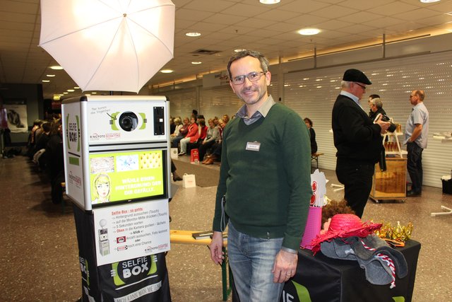 Ein Riesenspaß für die Gäste der Modenschau: Ralf Mauer von Foto Schattke stellte die Selfi-Box zur Verfügung