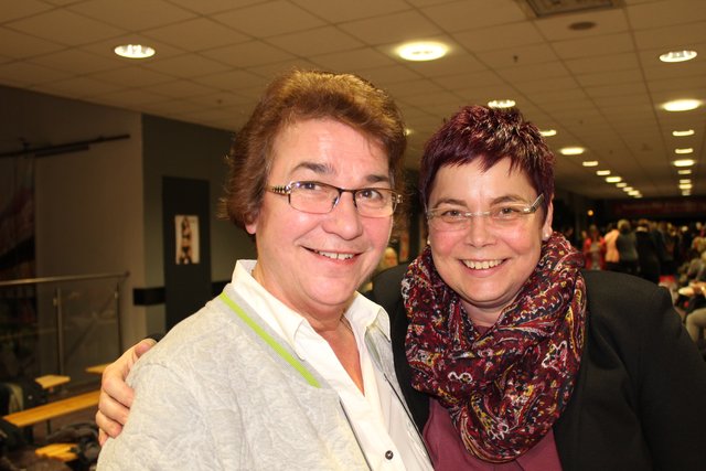 "Tolle Modells, schöne Farbzusammenstellungen, ein super DJ" - Elke Dührkoop aus Buxtehude und Susanne Dettner aus Apensen sind von der Modenschau begeistert