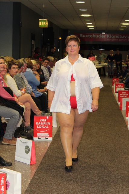Modell Bianca zeigt, dass sich rote Wäsche unter einer dünnen, weißen Bluse kaum bis gar nicht abzeichnet