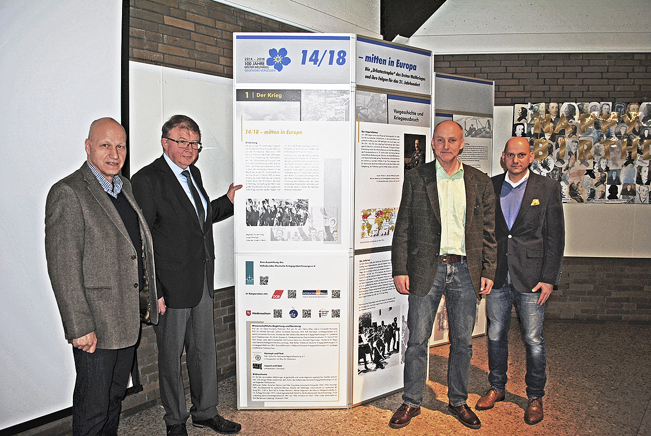 Eröffneten die Ausstellung (v. li.): Michael Haak, Rudolf Meyer, Karl-Friedrich Boese und Vize-Schulleiter Andreas Neises