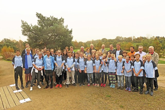 Freude über das neue Angebot: die ersten Orientierungsläufer vom Luhe-Gymnasium mit Lehrern und anderen am Projekt Beteiligten