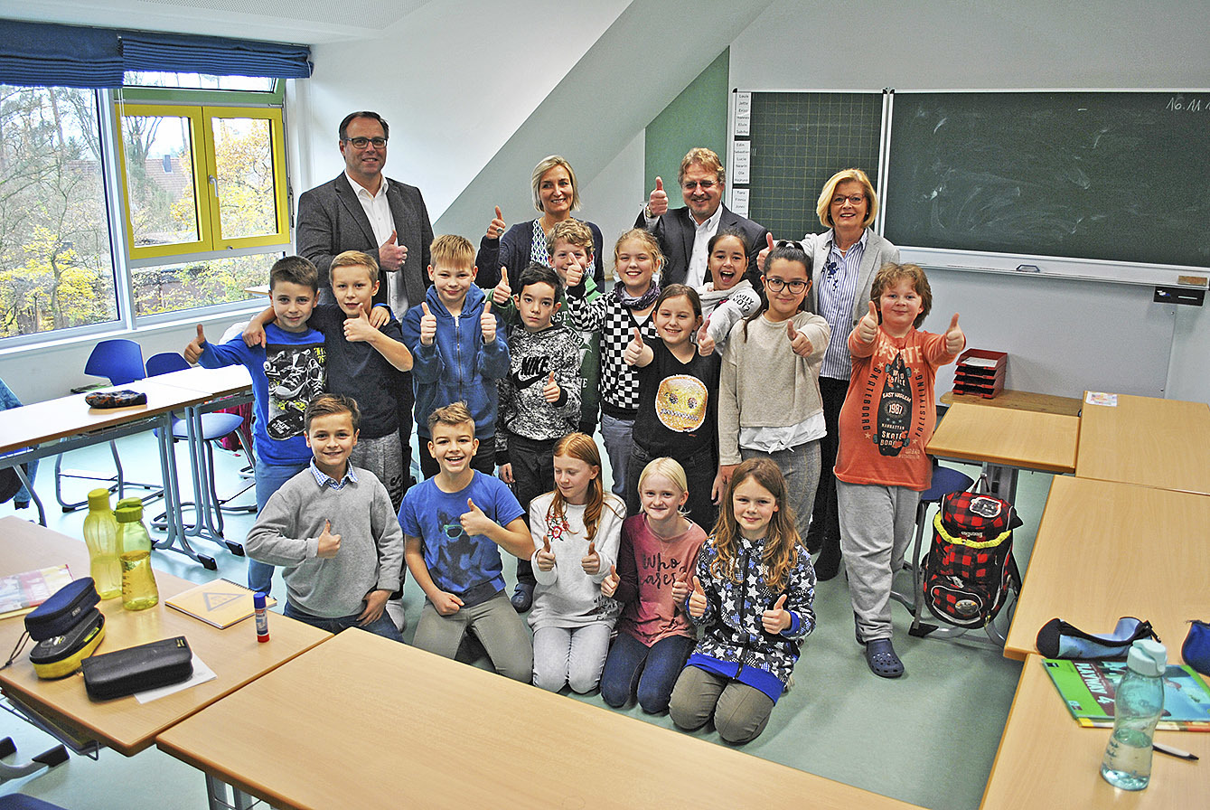 Freude über den neuen Klassenraum (v. li.): Philippe Ruth, Claudia Rückforth, Wolfgang Krause und Christiane Oertzen mit Schülern aus der 4d