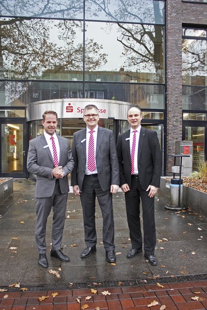 Sind überzeugt von dem Filialkonzept: (v. li.) Niels Doering (Leiter Firmenkundencenter), Cord Köster (Direktor Regionalbereich Süd) und Filialleiter Stephan Tiedemann