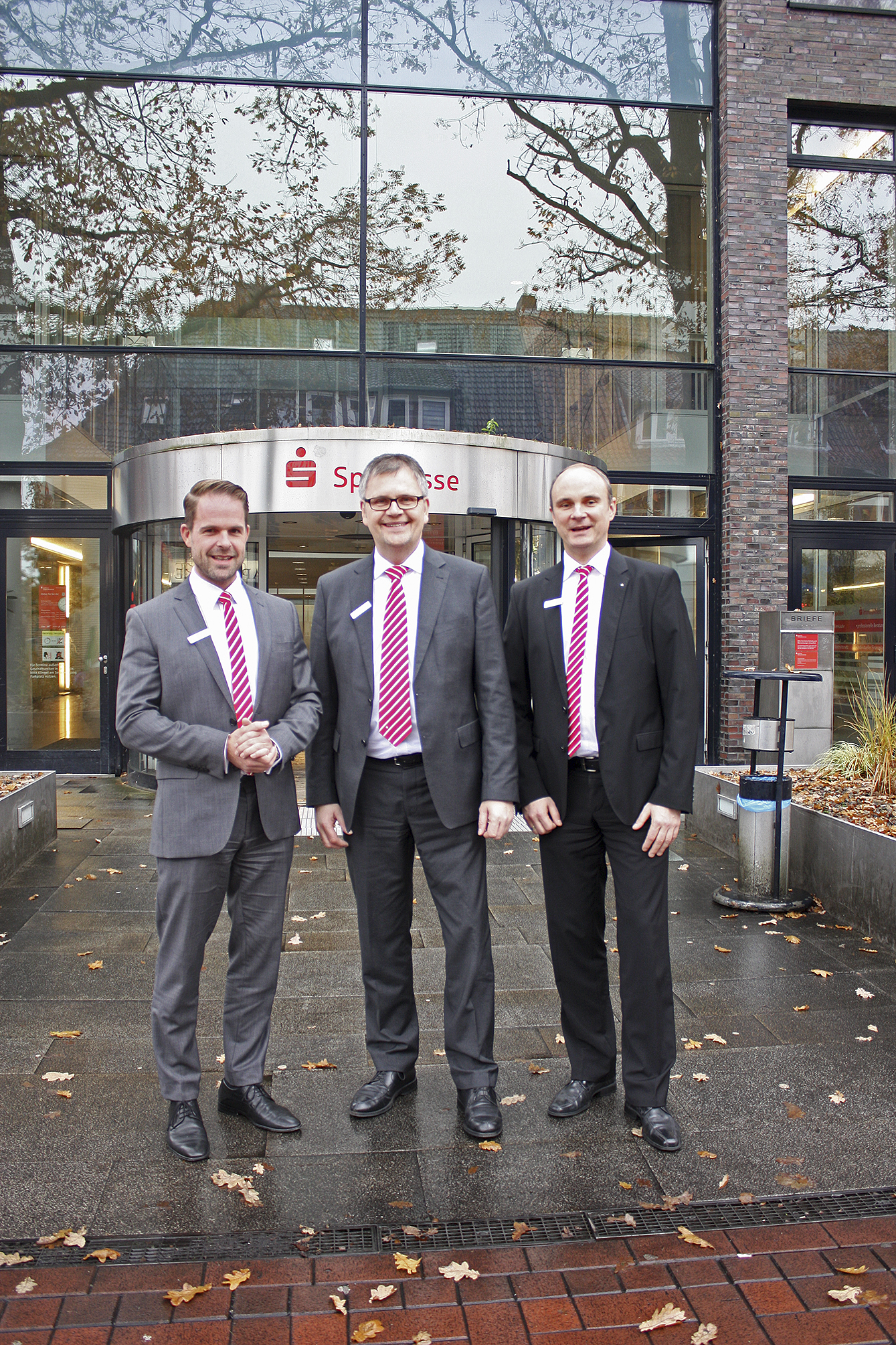 Sind überzeugt von dem Filialkonzept: (v. li.) Niels Doering (Leiter Firmenkundencenter), Cord Köster (Direktor Regionalbereich Süd) und Filialleiter Stephan Tiedemann