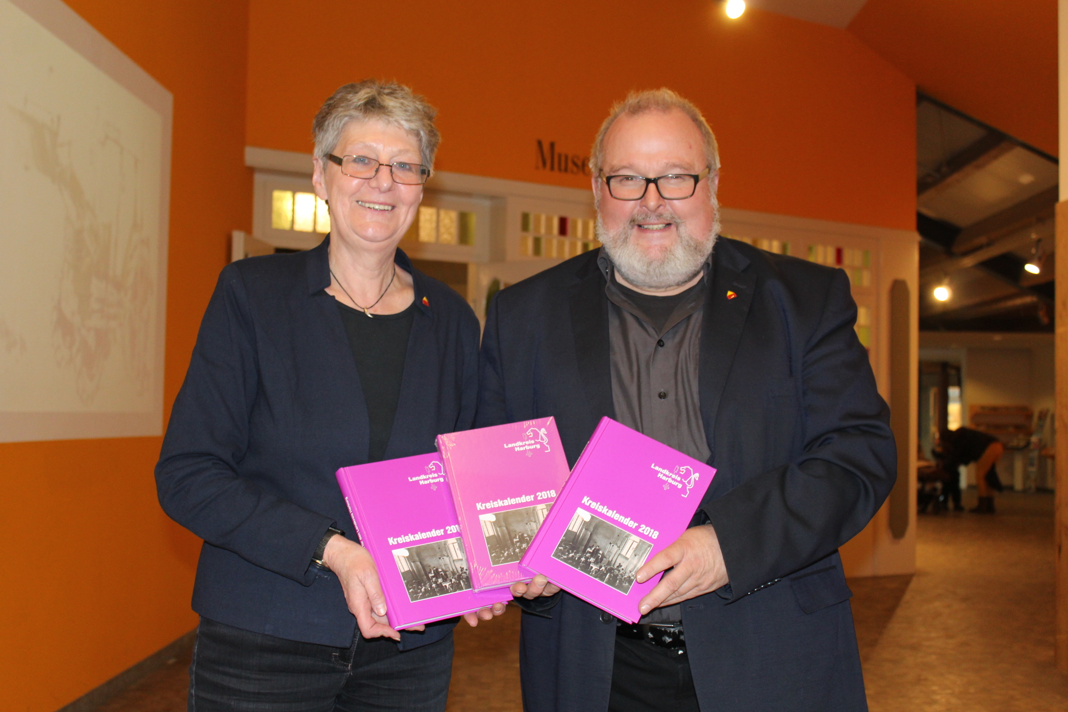 Giesela und Rolf Wiese präsentieren den Kreiskalender 2018