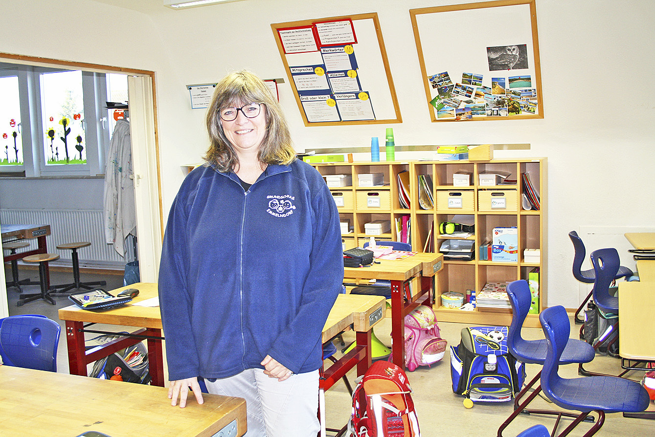 Ein gutes Beispiel für die „gelebte Improvisation“ in Emmelndorf: Schulleiterin Martina König in einem Klassenraum im Obergeschoss, der früher einmal Teil der Hausmeisterwohnung war und auch als Werkraum dient