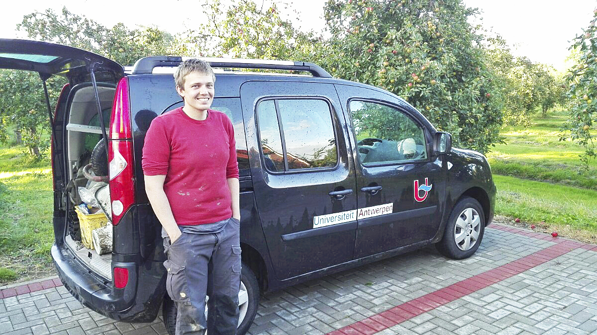 Ken Schoutens aus Belgien sammelt an der Elbe Informationen für seine Doktorarbeit