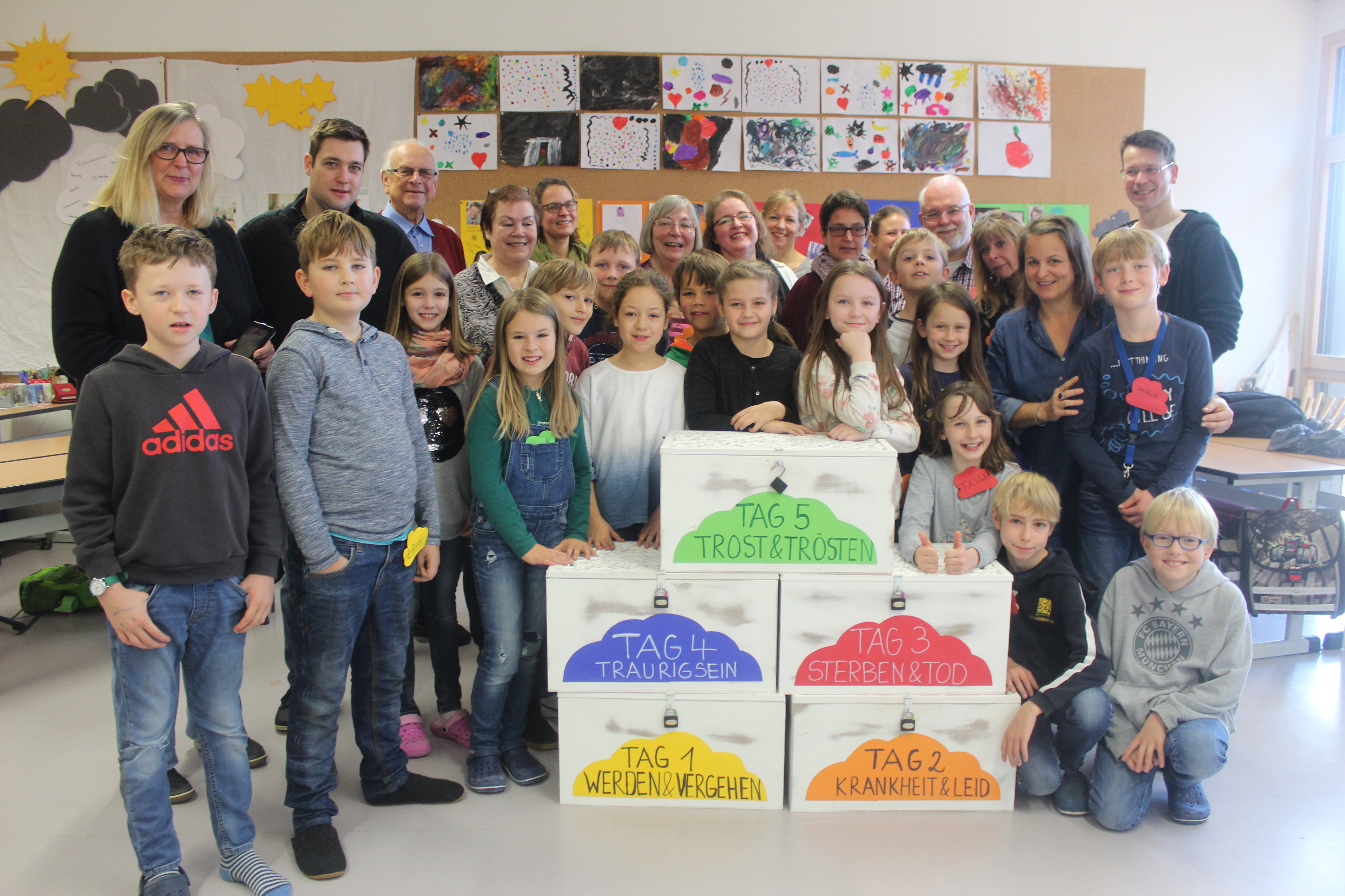 Die Viertklässler der Grundschule Steinbeck zusammen mit den Ehrenamtlichen der
Hospizgruppen und Klassenlehrerin Tanja Holzhaus (zweite Reihe 2. v. li.)
