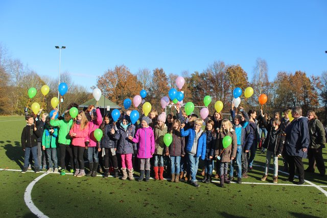 Zum Abschluss der Projektwoche schickten die Schüler Luftballons mit Wünschen und Nachrichten in den Himmel