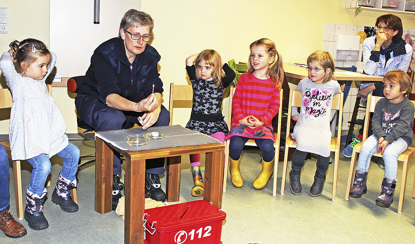 Gebannt verfolgen die Kinder und Gabriele Schwenke (rechts), was Martina Rehm ihnen zeigt und erklärt