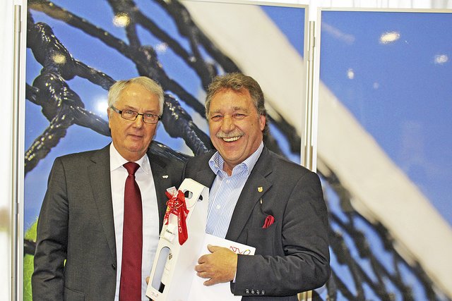 Freude über die Auszeichnung: NTV-Präsident Gottfried Schumann (li.) gratuliert Thomas Ziegler