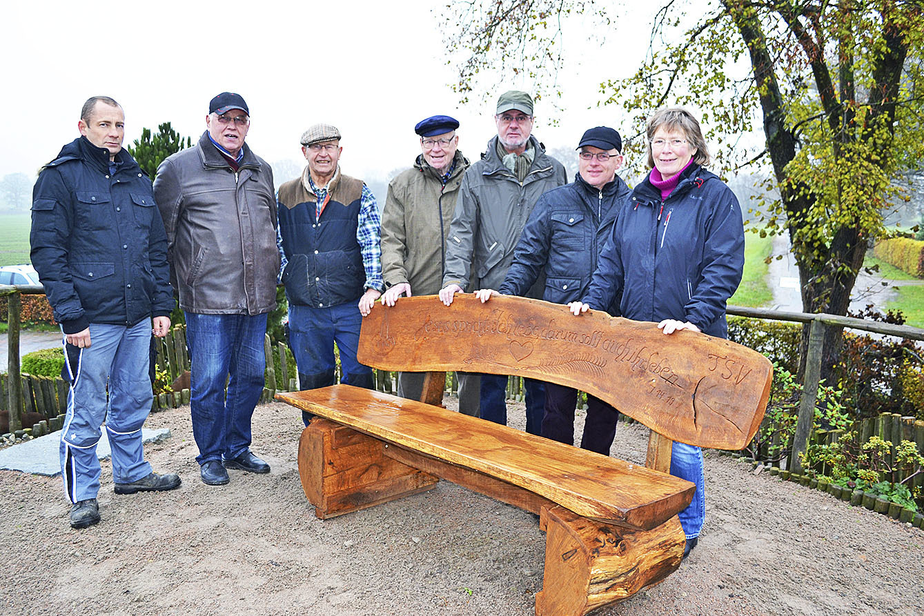 Die fleißigen Bankbauer mit TSV-Vorstand und Mitgliedern des Friedhofsausschusses (v. li.): Marko Schönborn, Klaus Schönborn, Konrad Merta, Eike Holtzhauer, Rüdiger Brummer, Jürgen Foht und Renate Preuß