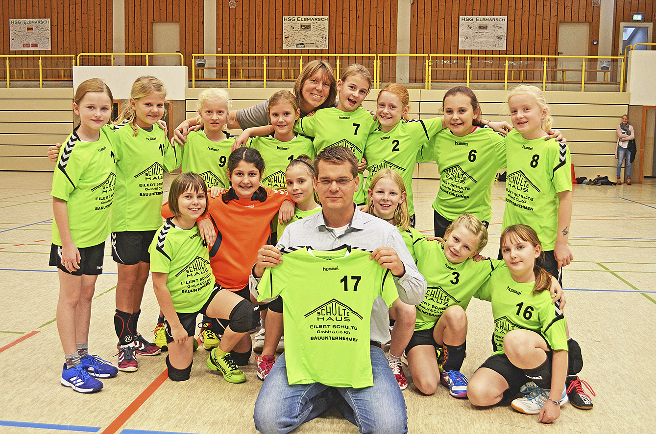 Freute sich über die Trikots: die Mädchen der E-Jugend der HSG Elbmarsch