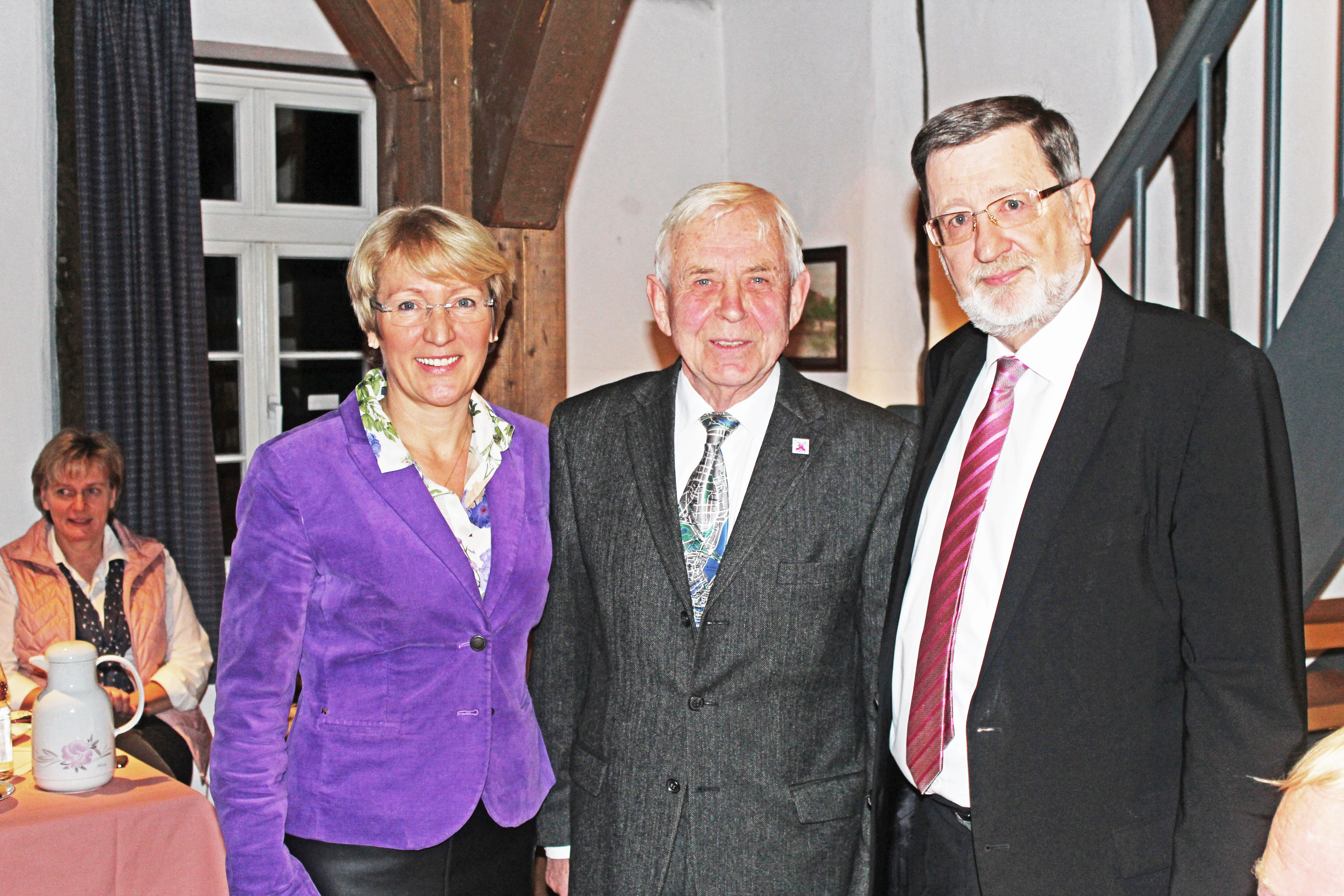 Glückwünsche nach der Verleihung: Preisträger Heinz Harms (Mitte) mit der stellvertretenden
Landrätin Anette Randt und Bürgermeister Jürgen Böhme