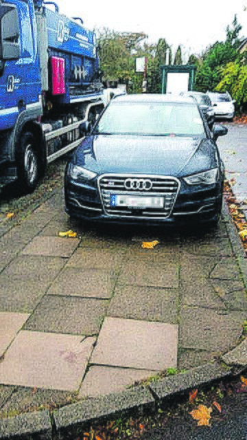 In Klecken wird nahe des Bahnhofs auch auf dem Bürgersteig geparkt