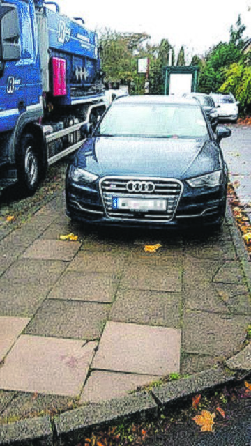 In Klecken wird nahe des Bahnhofs auch auf dem Bürgersteig geparkt | Foto: Gayko