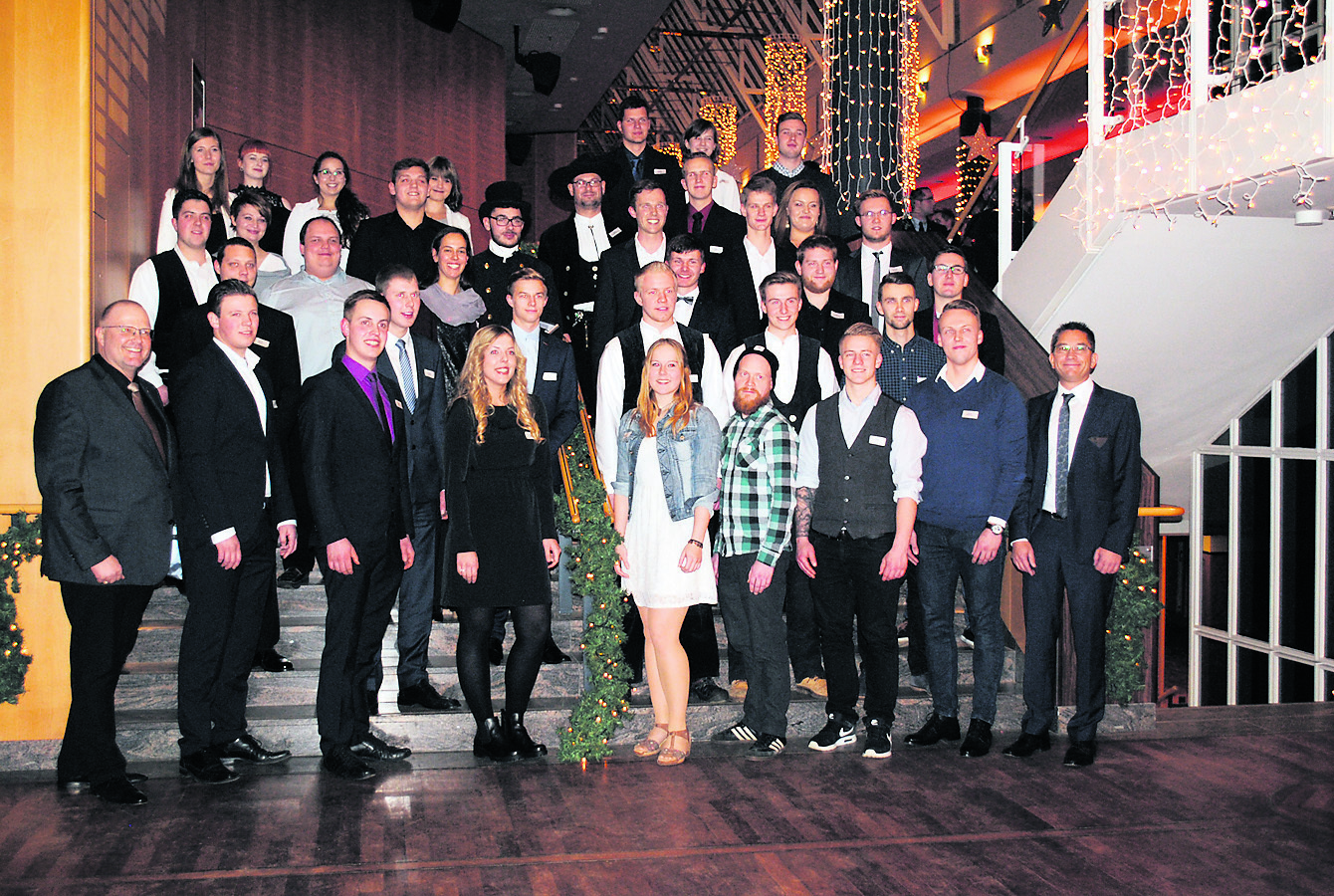 Gruppenfoto der Innungsbesten und neuen Handwerksmeister 2016. Auch in diesem Jahr
wird es bei dem Handwerksforum wieder Ehrungen geben