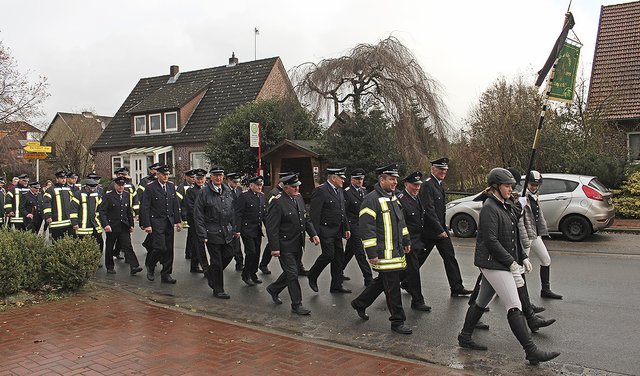 Schützen, Reiterstaffel und Freiwlllige Feuerwehr auf
ihrer Prozession zum Denkmal