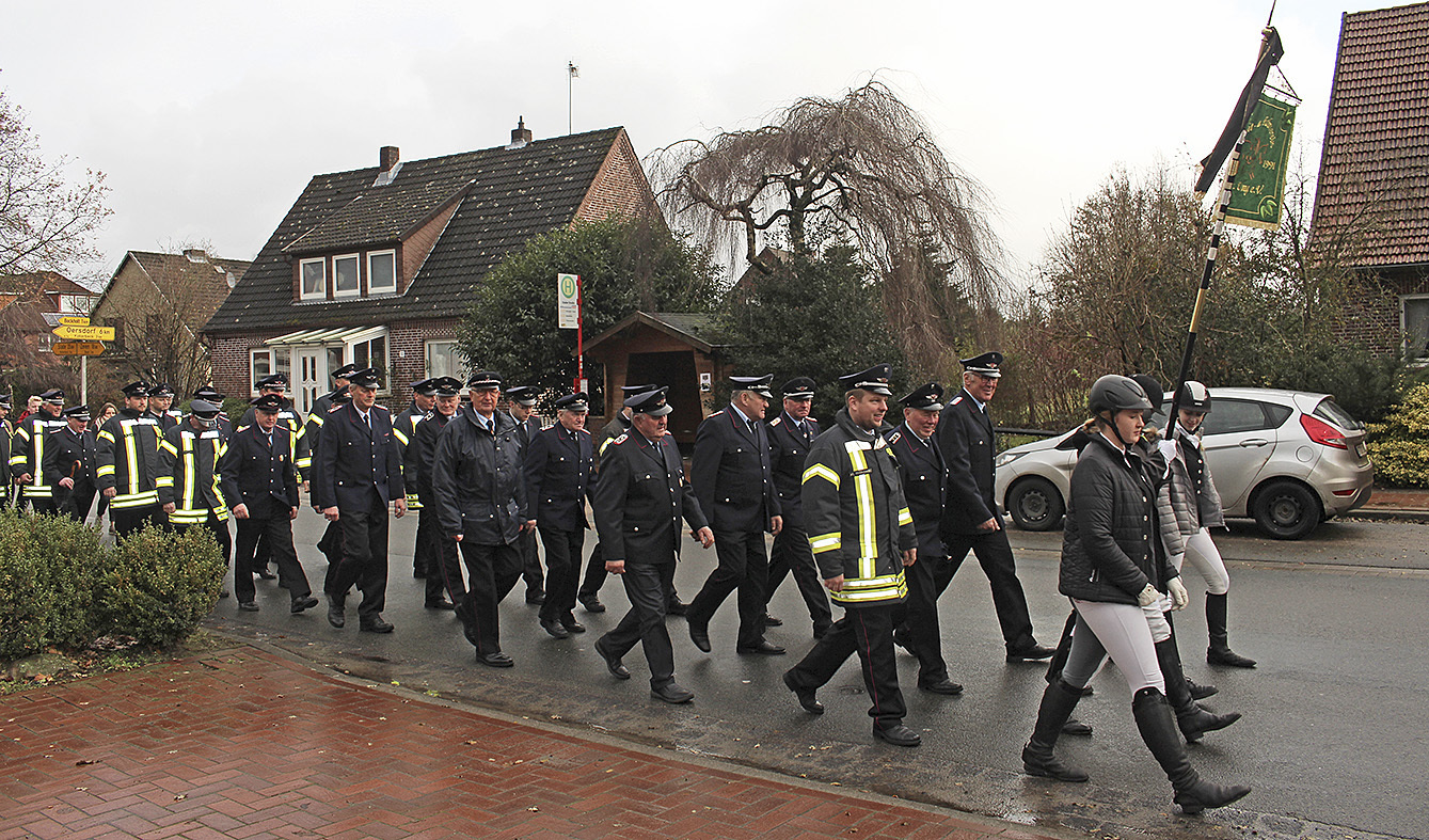 Schützen, Reiterstaffel und Freiwlllige Feuerwehr auf
ihrer Prozession zum Denkmal