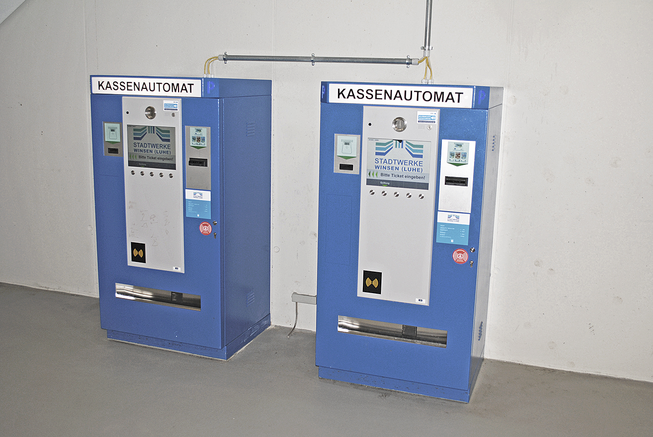 Zwei Kassenautomaten, beide im Keller. Für Tagesparker eine umständliche Situation Fotos: thl