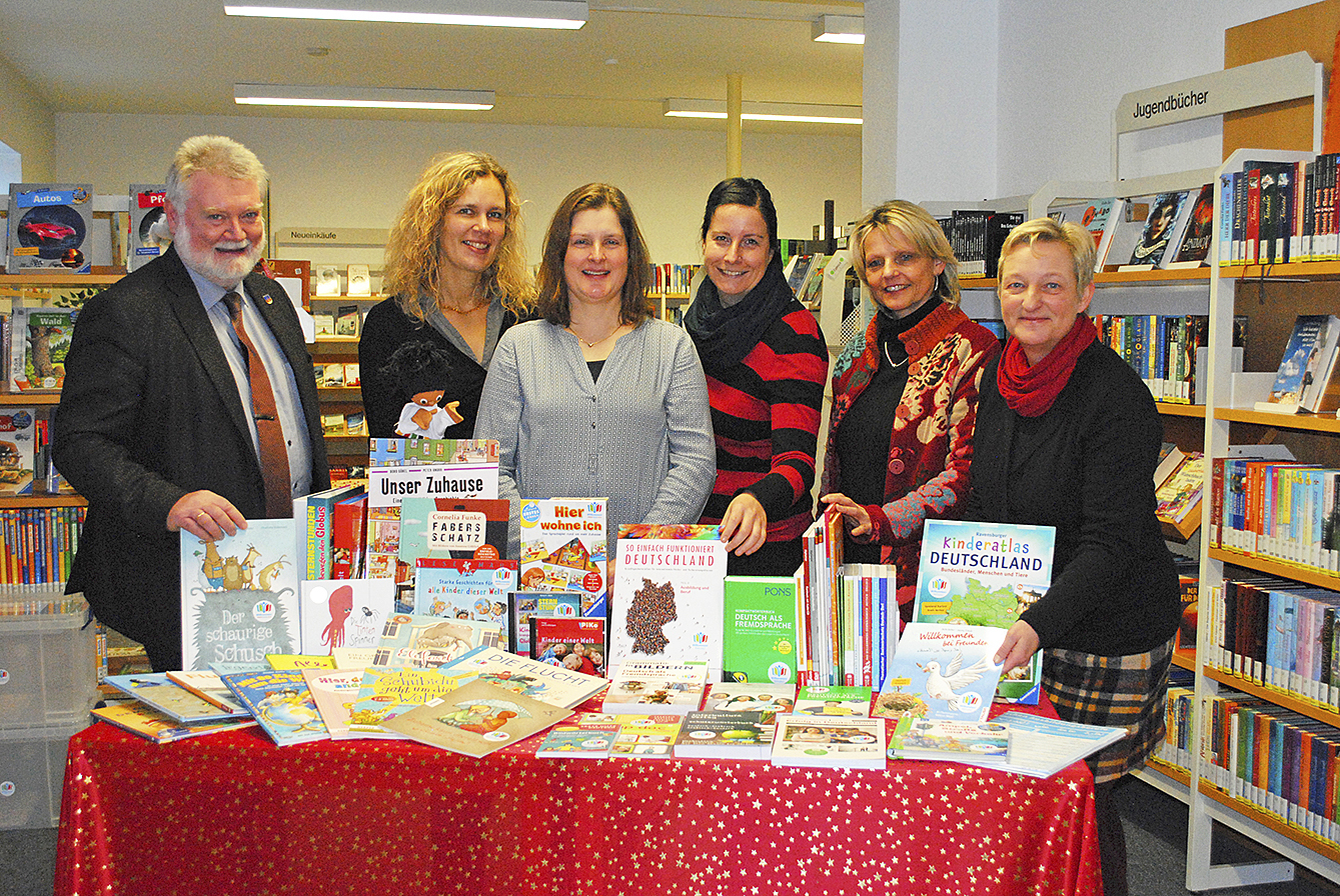 Ralf Handelsmann (v.li.), Mirja Thiede (Grundschule), Meike Beck (Leiterin Gemeindebücherei), Nicole Hagemann,
Annette Feldkötter und Tanja Bovenschulte (alle Geestlandschule) mit den Medien