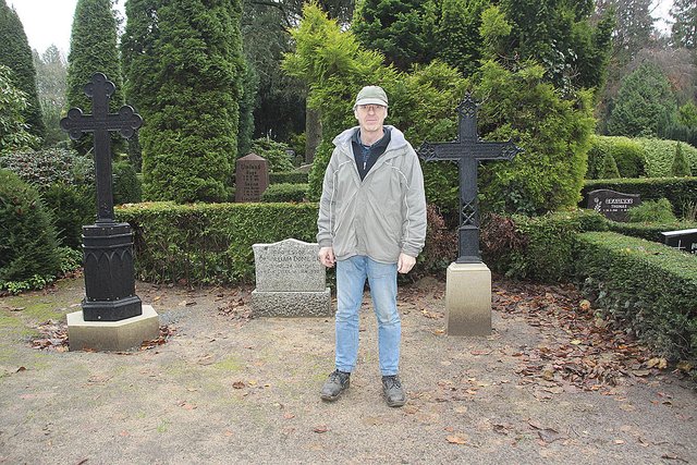 Helmut Engelbrecht an der Ruhestätte der Alt-Stader Anwaltsfamilie Domeier mit aufwändig restaurierten Grabmalen