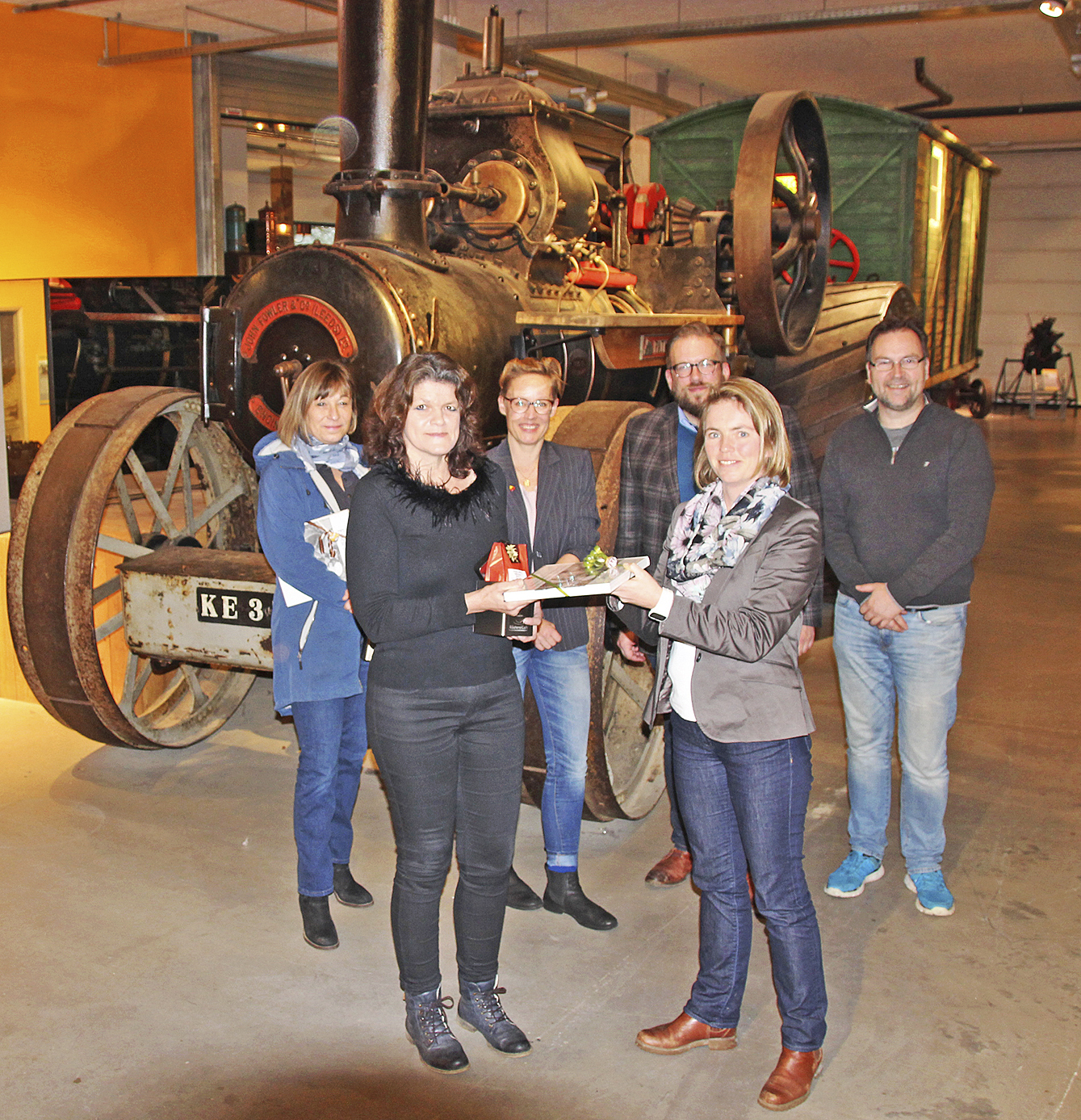 Heike Duisberg-Schleier, Leiterin des Agrariums, begrüßt die millionste Besucherin, Sabine Bertram (vorne li.),
im Beisein von Freundin Rina Wegner (v. li.), Geschäftsführerin Carina Meyer, Museumsdirektor Stefan Zimmermann und Thomas Stühlke vom Rösterei-Café „Koffietied“