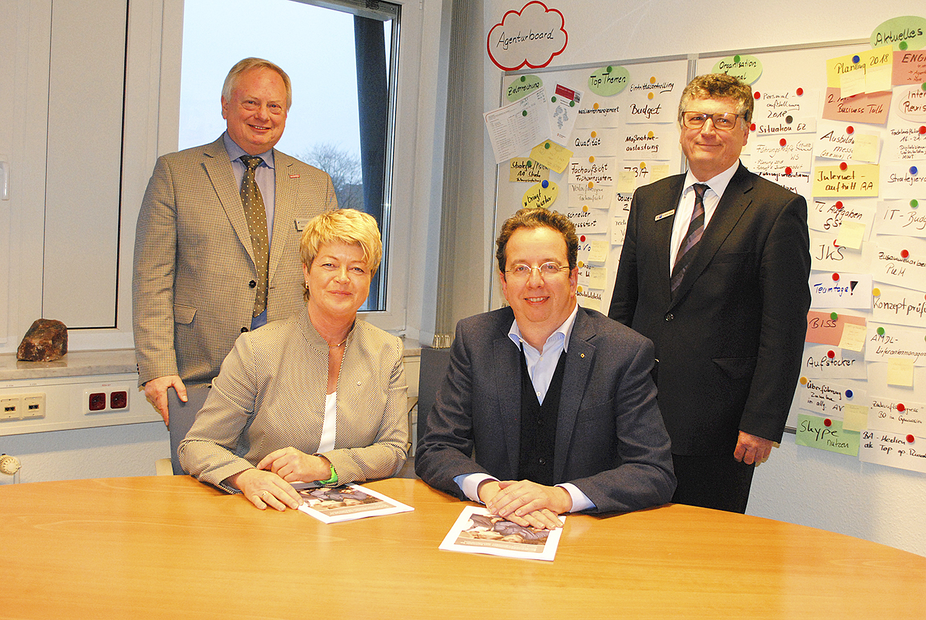 Zufrieden mit der Ausbildungsbilanz (v.li.): Günther Neumann (Handwerkskammer Braunschweig-Lüneburg-Stade), Dagmar Froelich (Agentur für Arbeit Stade), Dr. Ralf Trabandt und Dr. Bode Stange (beide Industrie- und Handelskammer Stade)