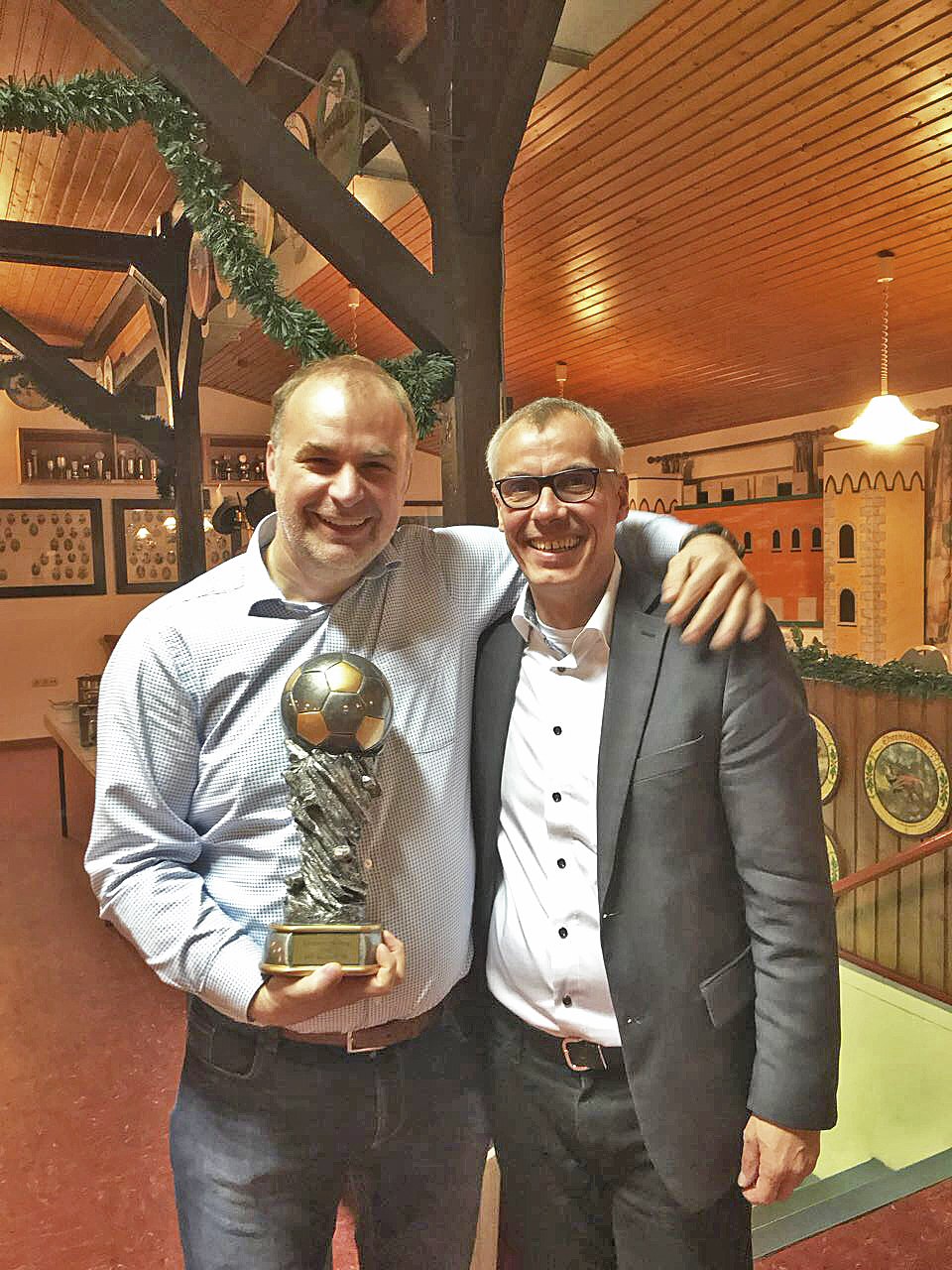 Sponsorenkönig Jörg Kannegiesser (li.) mit 08-Ligamanager Simon Beecken