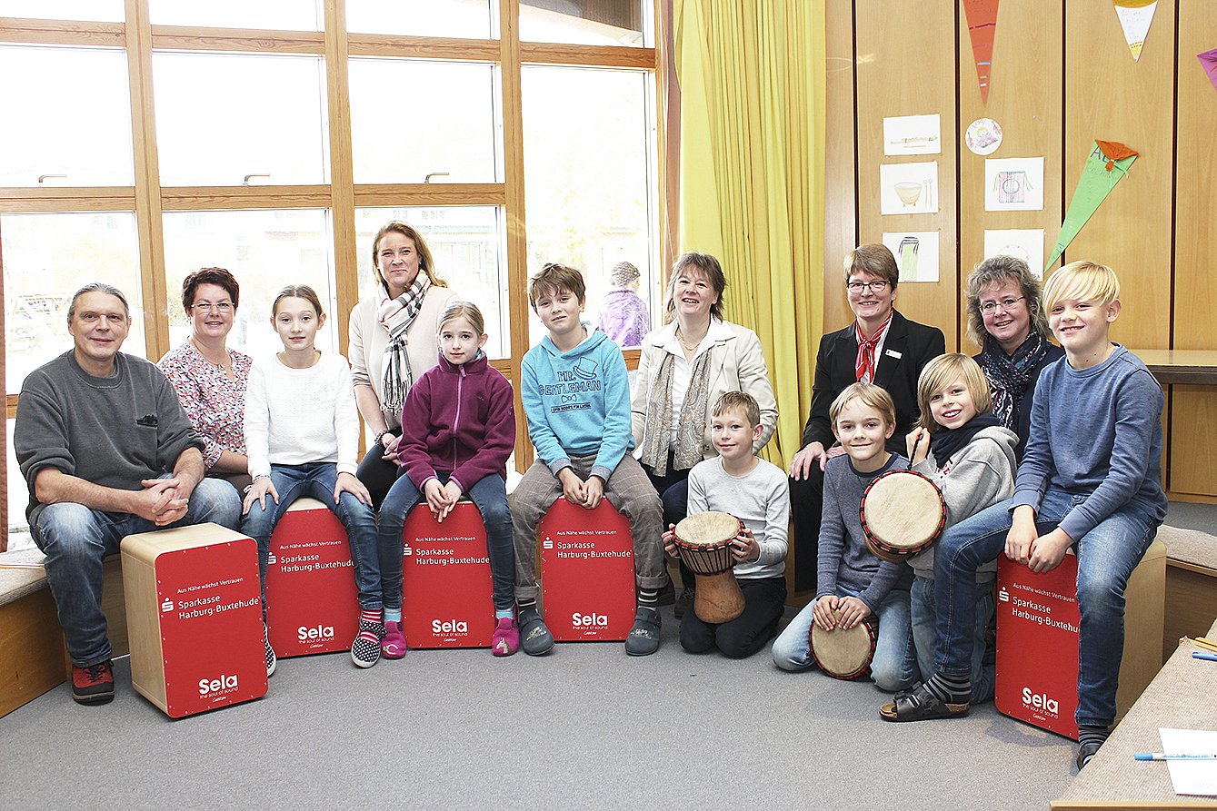 Freuen sich über die gelungene Kooperation (v. li.): Jürgen Busse (Schlagzeuglehrer), Mutter Kerstin Völkers, Schulleiterin Christine Gall, Gabriele Dilger (Musikschule), Minke Schulz-Gartelmann (Sparkasse Harburg-Buxtehude), Manuela Kettlitz (Vize-Vorsitzende des Schulvereins) und Kinder der Trommel AG