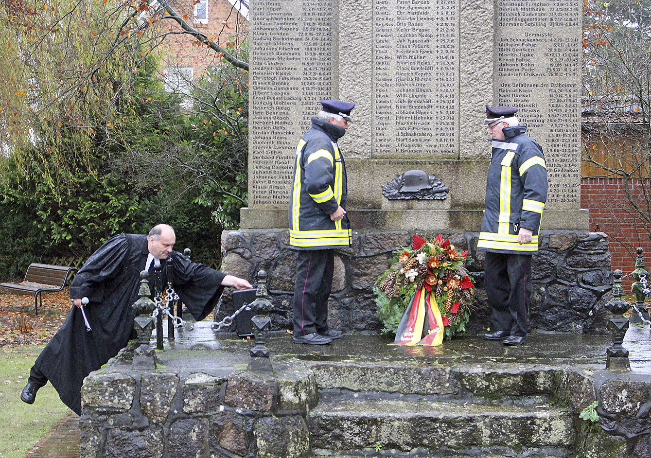 Nach der Gedenkpredigt von Pastor Detlef Beneke legten Kameraden der Freiwilligen Feuerwehr einen Kranz am Denkmal nieder