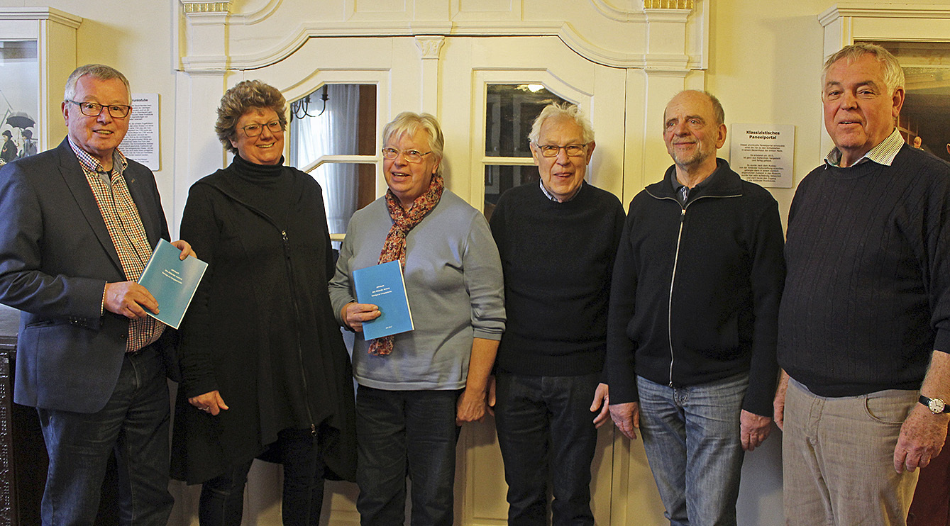 Sie präsentierten das Jahrbuch (v. li.): Bürgermeister Gerd Hubert, Susanne Höft-Schorpp, Waltraud Behrens, Jürgen Hoffmann, Vicco Meyer und Peter Albers