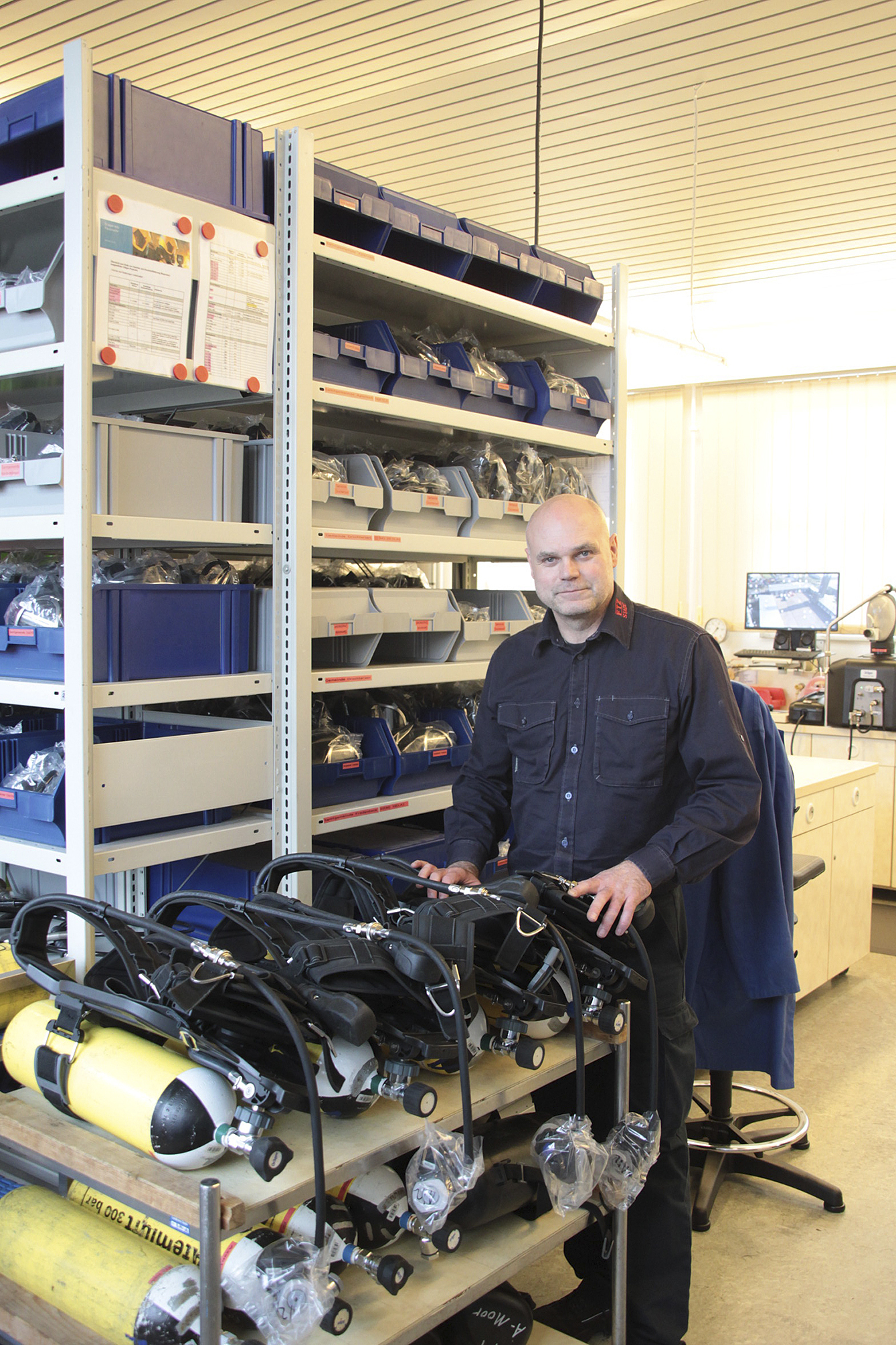 Frank Speer, technischer Mitarbeiter der FTZ, bei der Wartung von Atemschutzgeräten Fotos: tp
