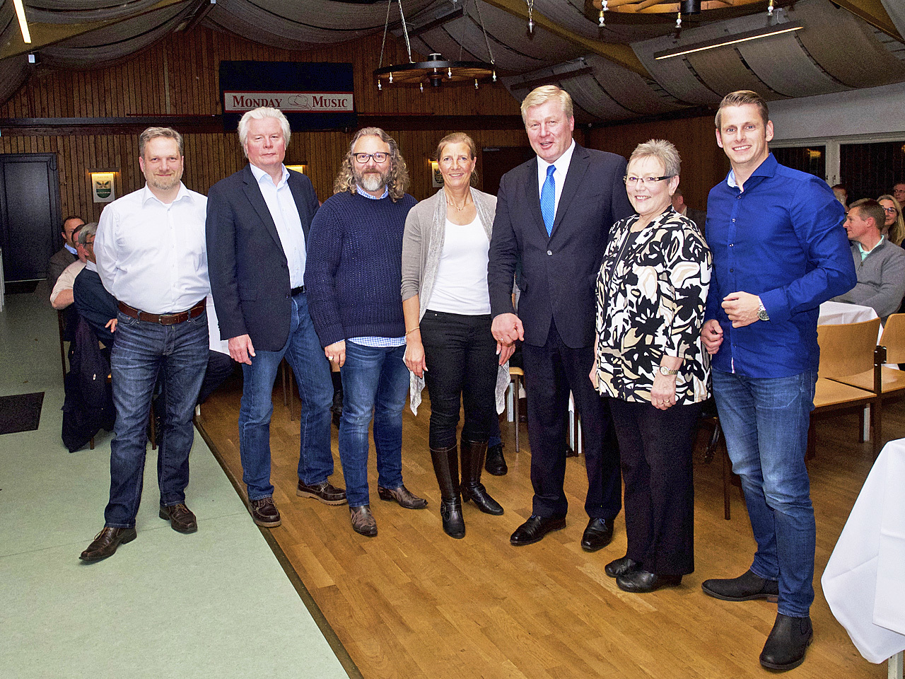 Dr. Bernd Althusmann (3. v. re.) im Kreise des Vorstands des CDU-Gemeindeverbands (v. li.) Jan-Henning Schröder, Dr. Heiner Austrup, Michael Wildemann, Sybille Kahnenbley, Jutta Freudenberg und Jörg Hartmann