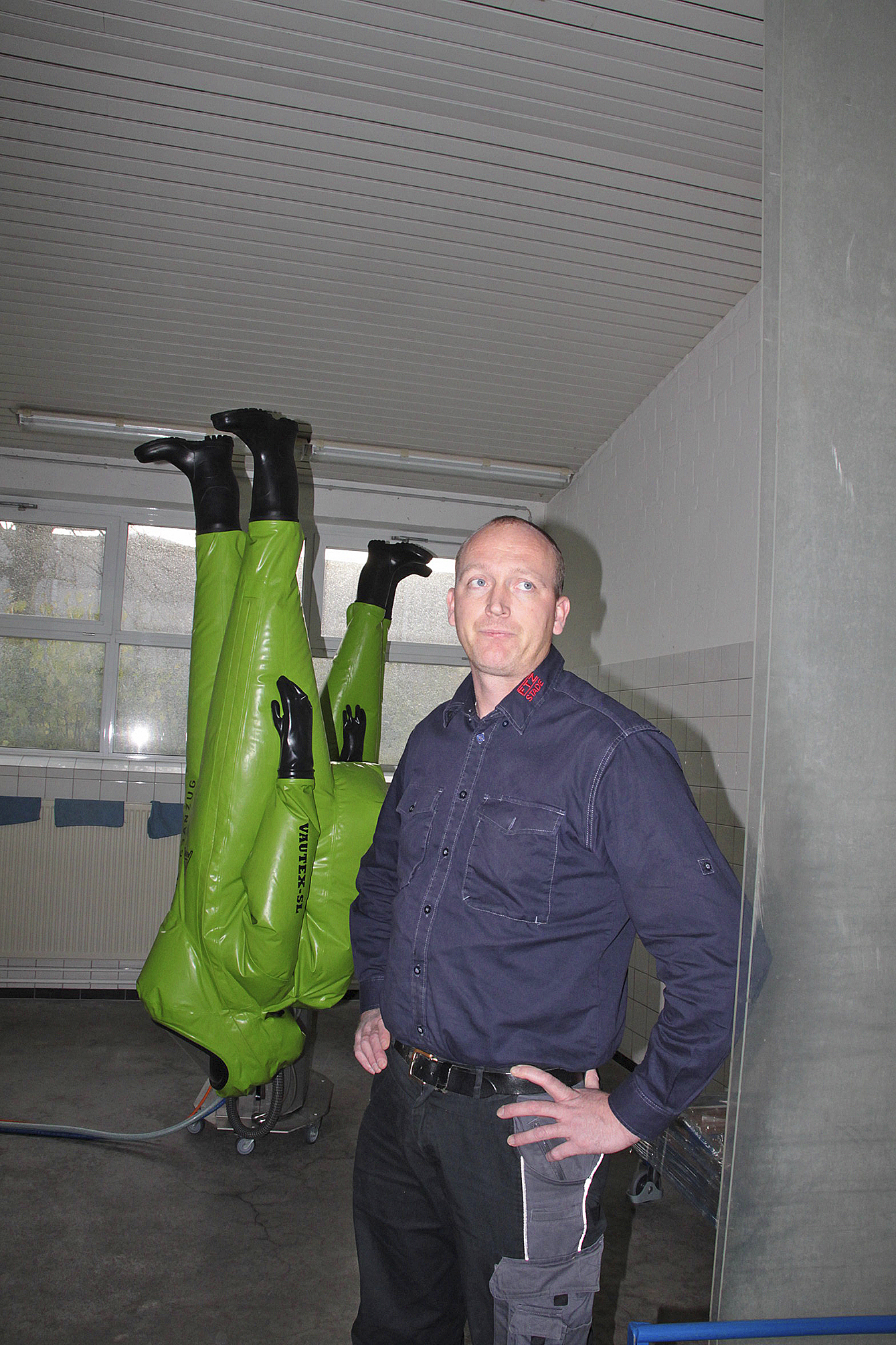 Werkstatt-Leiter Sven Ramm in der Waschküche für Schutzanzüge