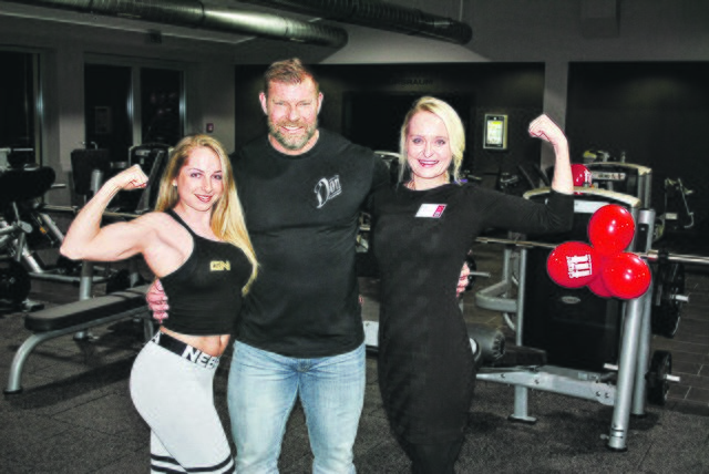 Bei der VIP-Party im Salzhäuser "clever fit"-Studio (v. li.): Bikinifitness-Meisterin Sandra Dobrunz, Mr. Universum Markus Schierloh und Studiobetreiberin Agatha Bieschke