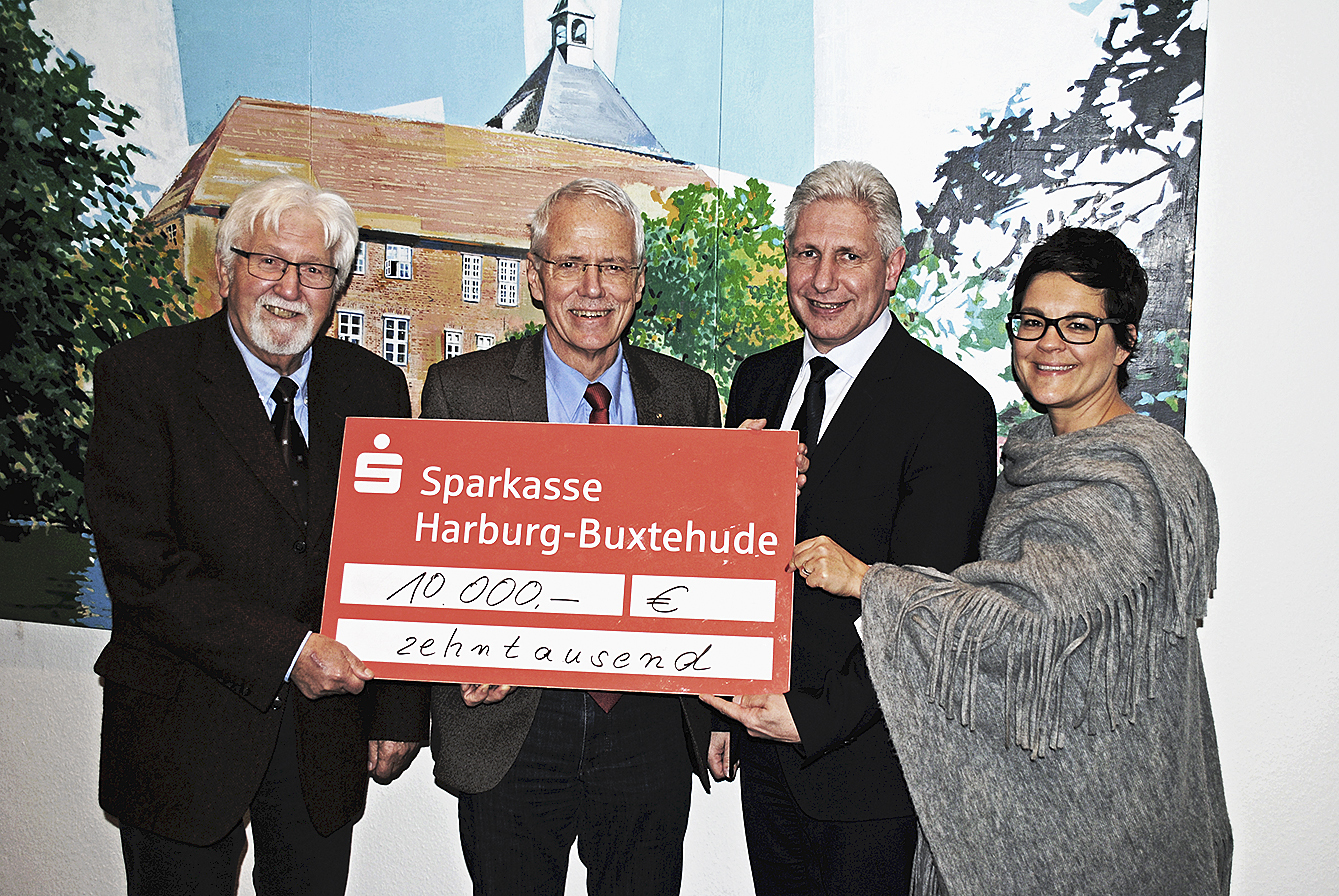 Zur symbolischen Scheckübergabe trafen sich (v. li.): Hartmut Wegener (Reso-Fabrik), Albert G. Paulisch, Landrat Rainer Rempe und Dr. Lidia Mumm
