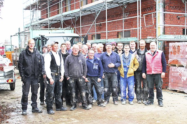 Diese Handwerker sind am Rathaus-Neubau beteiligt. Zimmerer Stefan Peters (vorne, 2. v. li.) sprach den Richtspruch | Foto: lt