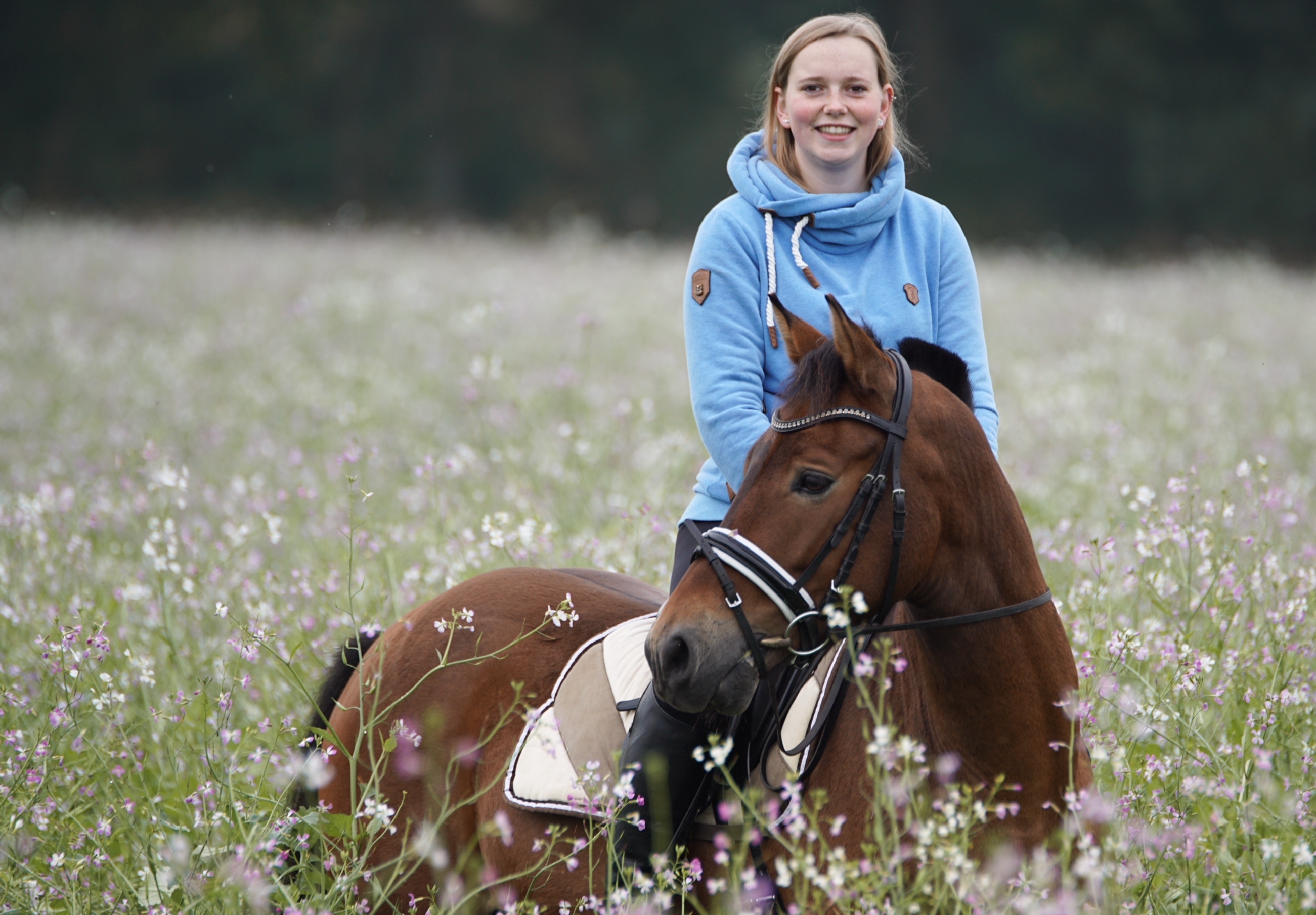 Gesa Fidrich ist eine von drei Mitgliedern des Horneburger Reitvereins, die sich an der Aktion "Zeit mit Pferd" beteiligen