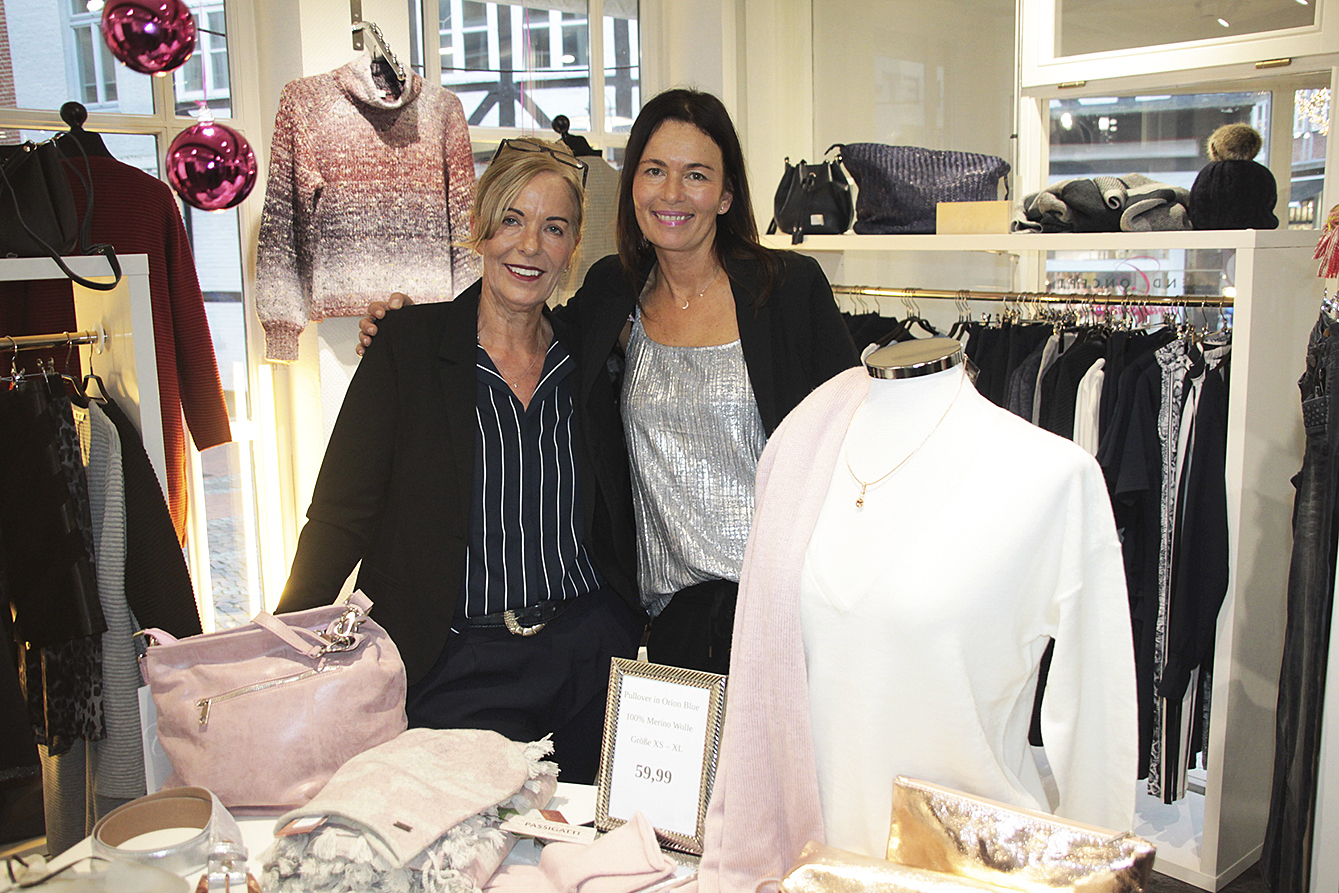 Inhaberin Simone Sebastian (re.) und ihre Mitarbeiterin Martina Fellinger in der Modeboutique "TrendConcept"