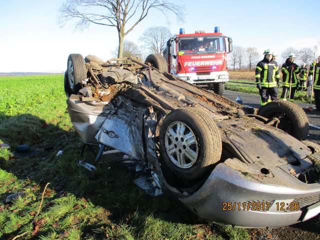 Der verunglückte Fahrer war in dem Unfallwagen eingeklemmt