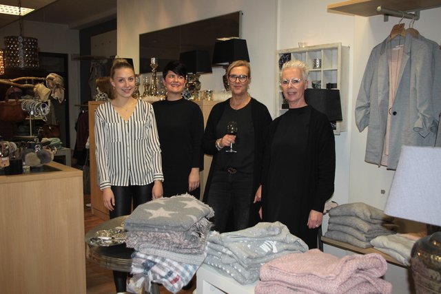 Mode, Snacks und Prosecco (v. li.): Sina Behrens (Weber Wohn-Accessoires, Zeven), Jenny Scharsitzki (b+k), Imke Weber (Wohn-Accessoires) und Anja Eggers (b+k) Fotos: tp