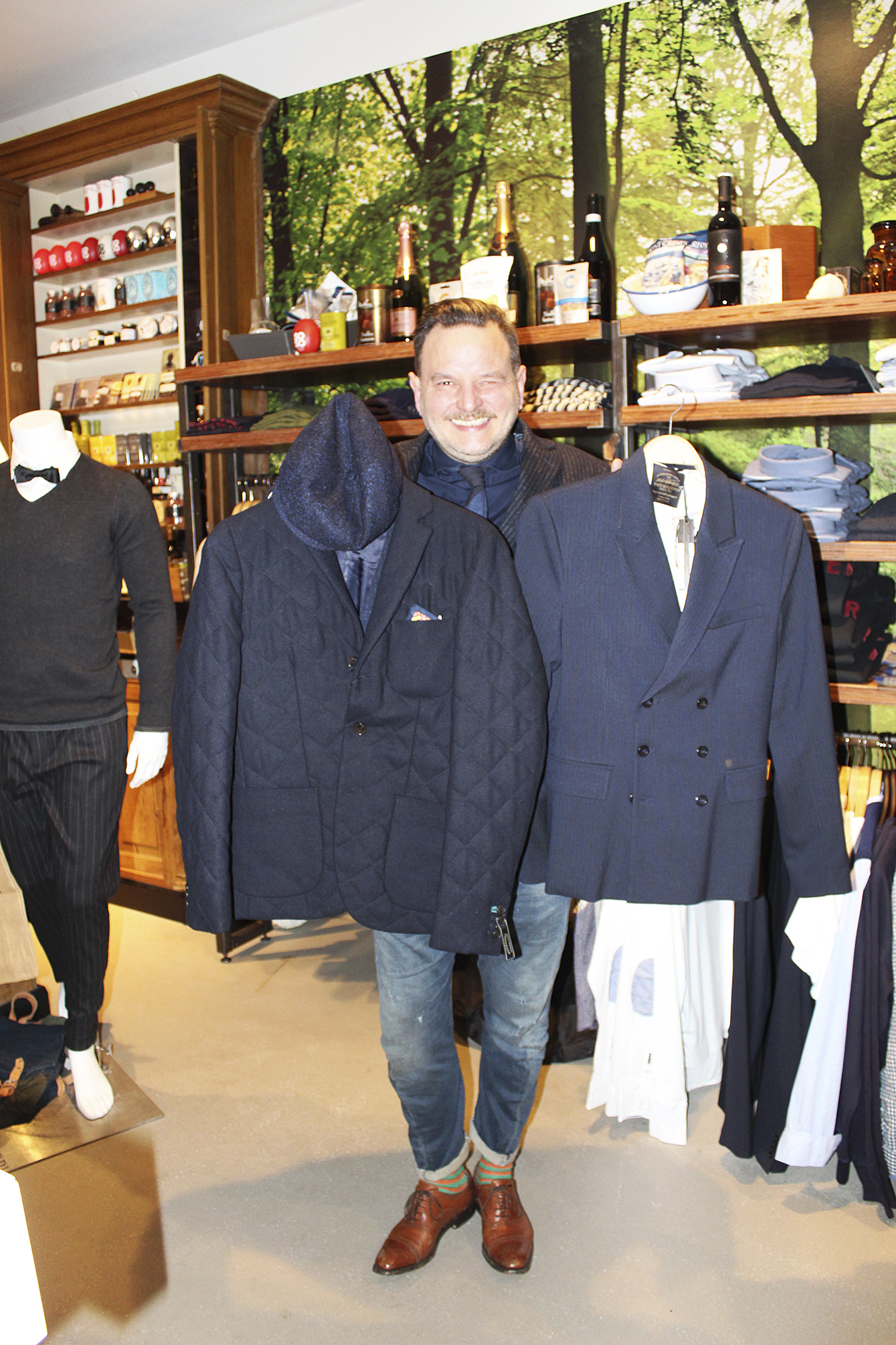 Bastian Renck zeigt zwei hochwertige Sakkos, die er beim Nightshopping zu attraktiven Preisen anbietet