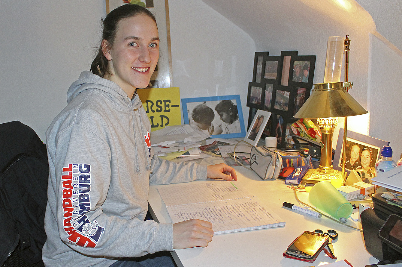 Genug Platz zum Studieren findet Svea Geist am großen Schreibtisch in ihrem großen Zimmer