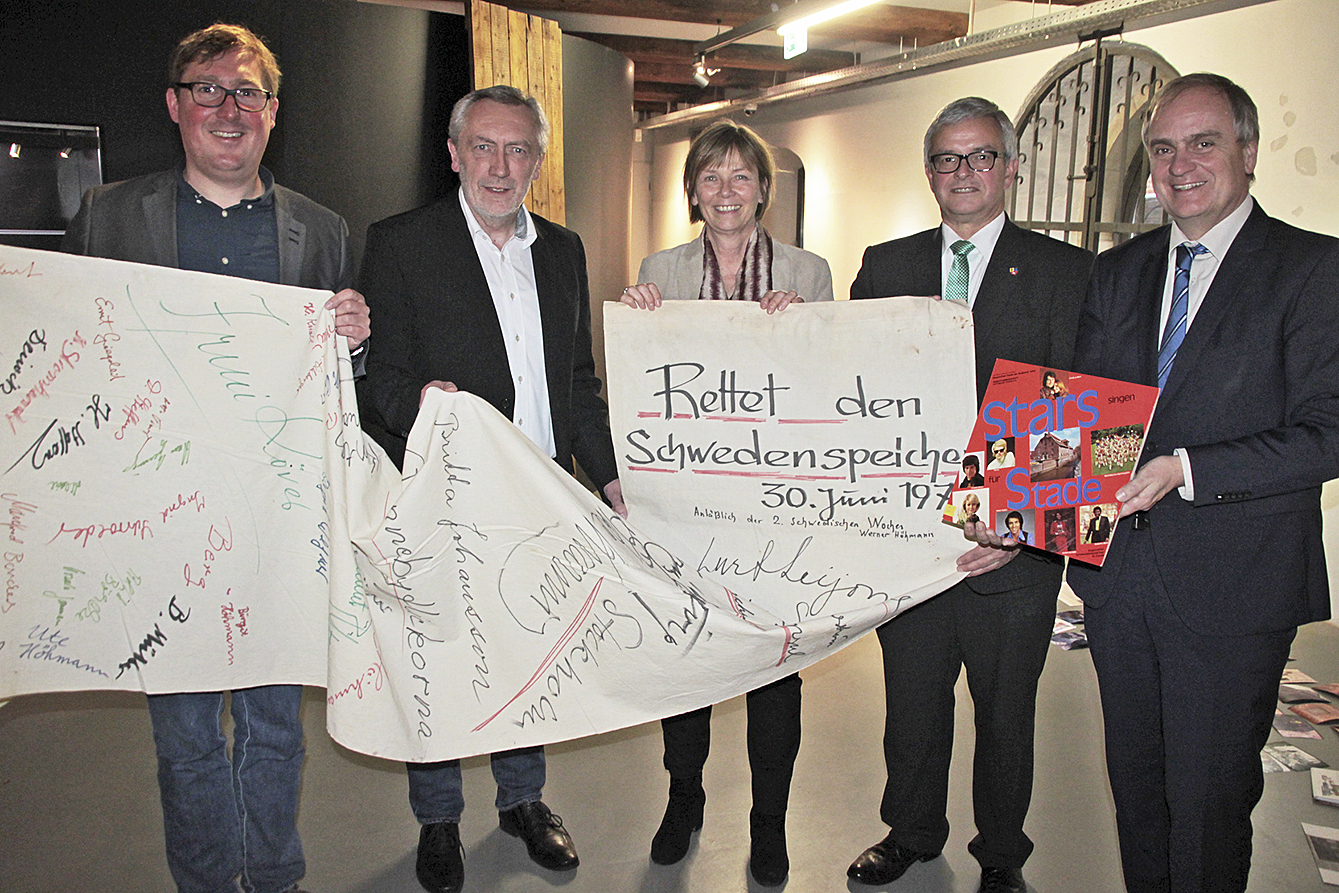 Mit Original-Protestbanner und Benefiz-LP aus den 1970er Jahren (v. li.): Museumsdirektor Dr. Sebastian Möllers, der Geschäftsführer des Chef des Geschichts- und Heimatvereins, Gerd Beckmann, Bürgermeisterin Silvia Nieber, Landrat Michael Roesberg und Dr. Hans-Eckhard Dannenberg, Chef des Geschichts- und Heimatvereins Fotos: tp