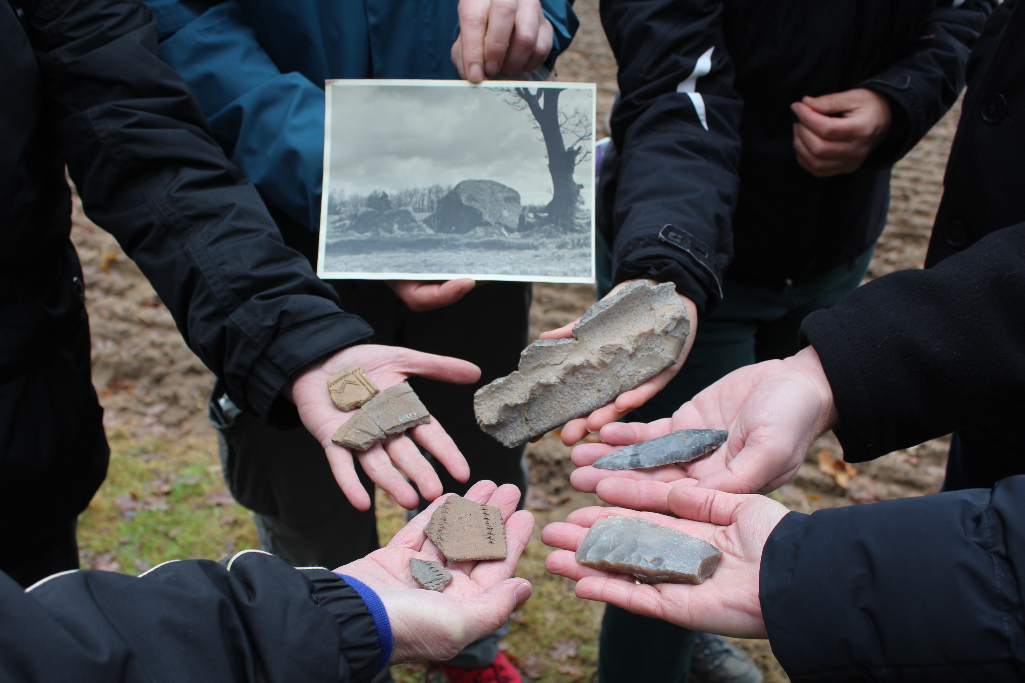 Klingen, Beile, aber auch kunstvoll verzierte Keramikgefäße und riesige Krüge - bis zu 5.200 Jahre alt sind die Beigaben, die im „Hohen Stein“, einem Großsteingrab in Emsen-Langenrehm, gefunden wurden. Die in Vergessenheit geratene Grabstätte wurde jetzt aus ihrem „Dornröschen-Schlaf“ befreit