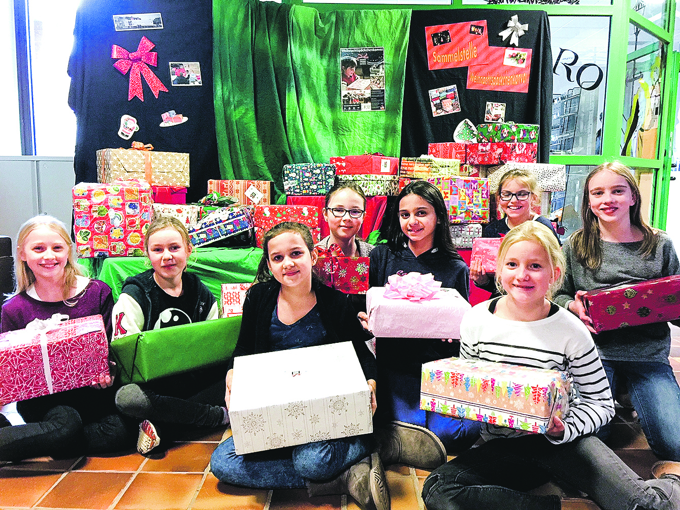 Auch die Schülerinnen der Klasse 5b halfen fleißig mit beim Päckchen packen