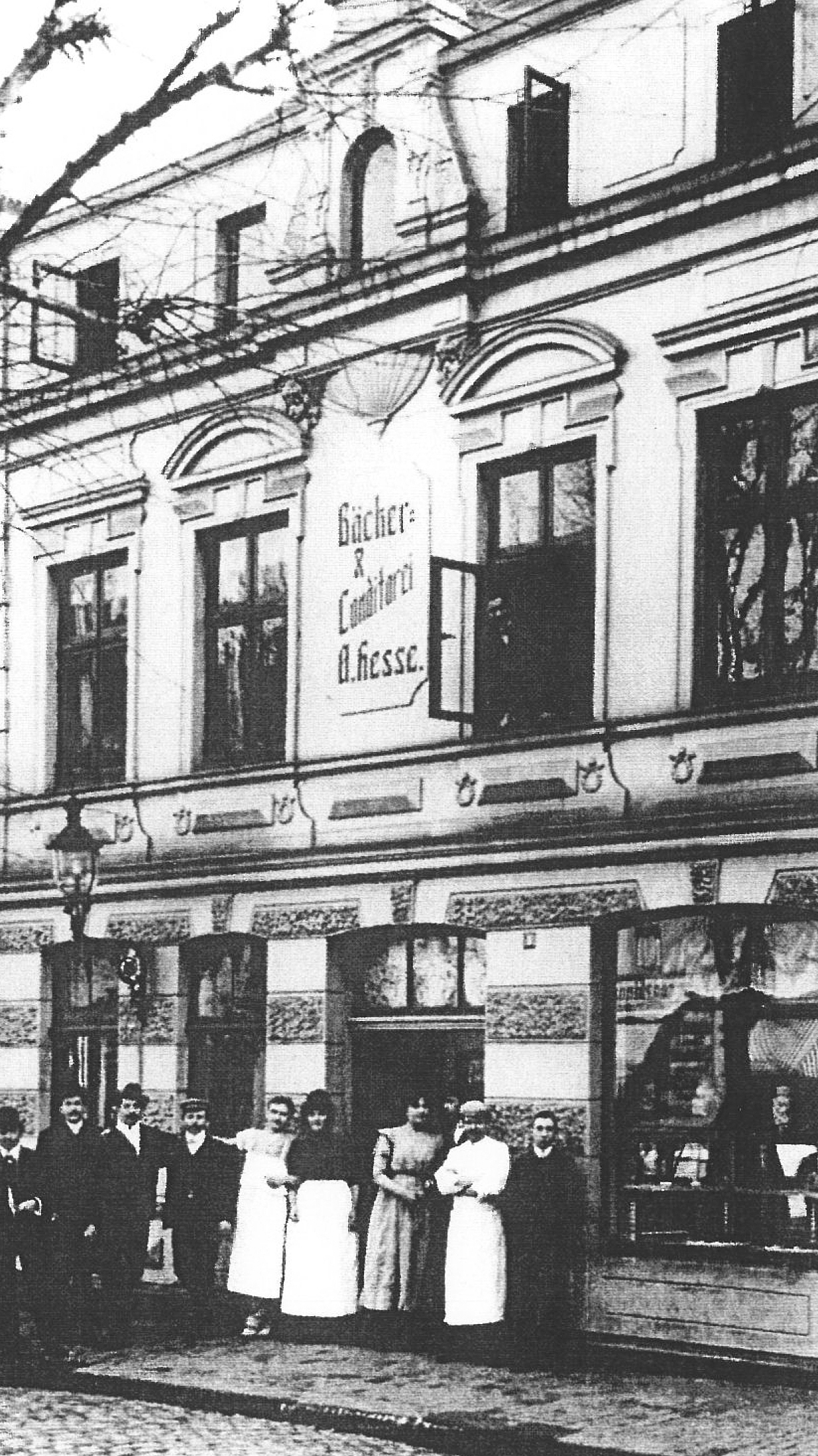 Historische Aufnahme mit der Gründerzeitfassade. Heute (kl. Foto) ist davon nichts mehr zu sehen