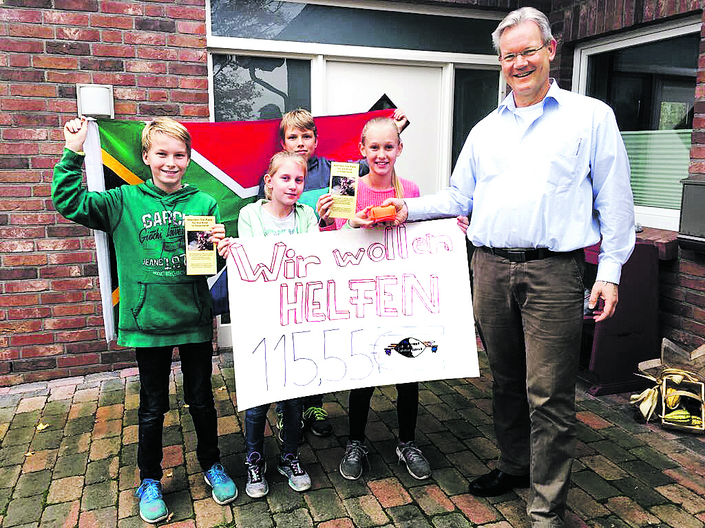 Bei der Geldübergabe (v. li.): Jarik Lüdersen, Berit Straßfeld, Julius Hinrichs und Julia Kochanek mit Pastor Markus Kalmbach