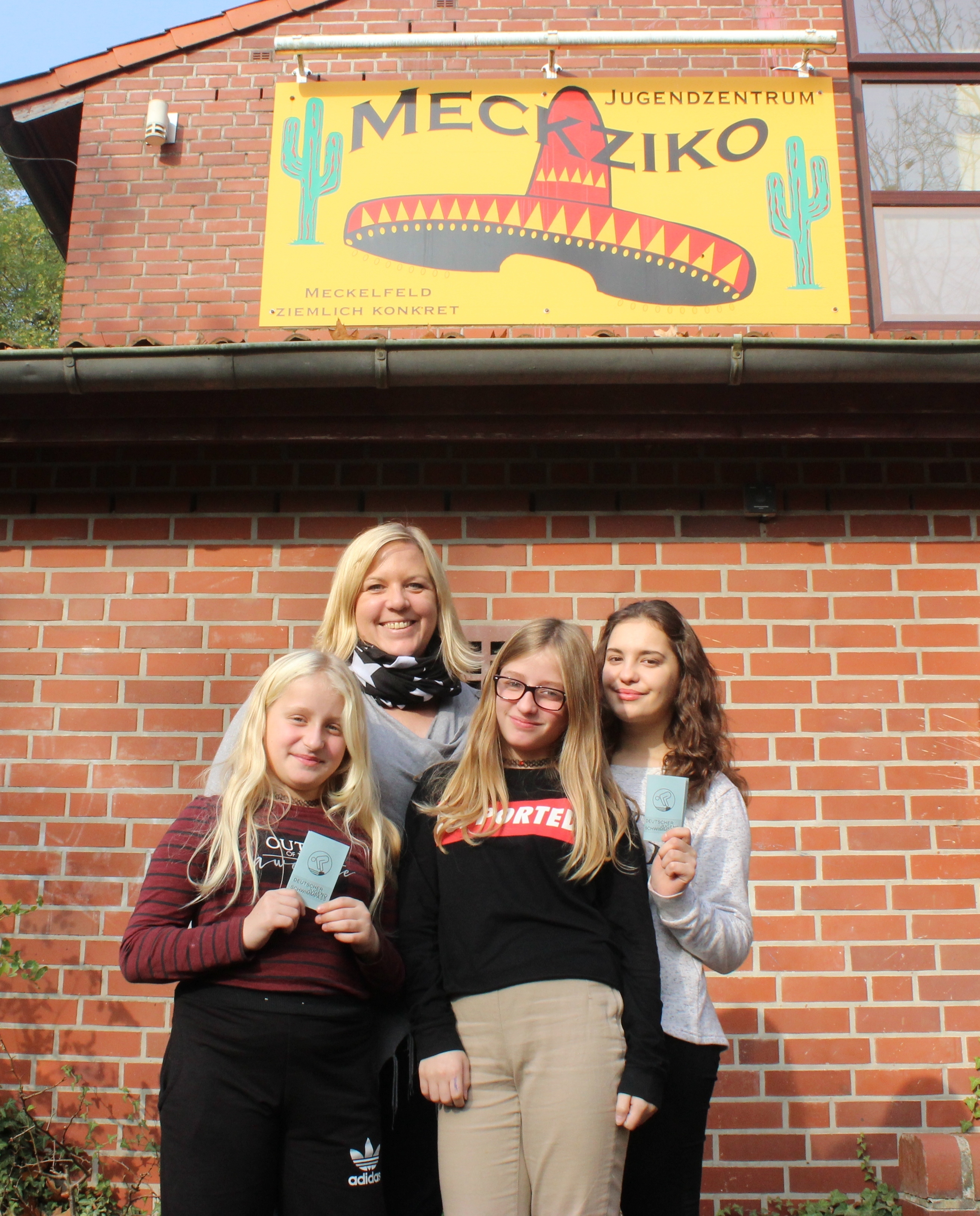 Präsentieren stolz ihre neuen Schwimmpässe: Anisa Xheladini, Deniza Xheladini und Sihana Rushiti (vorne v.li.) freuten sich gemeinsam mit Susanne Thömen vom Meckziko